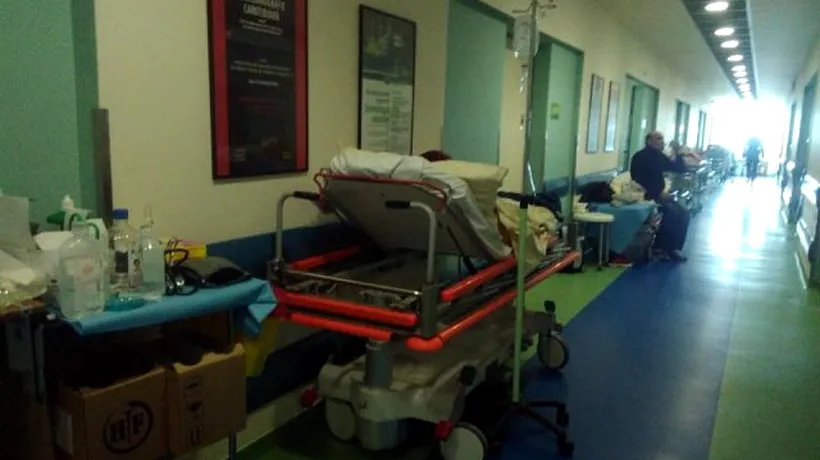 Scene scandaloase într-unul dintre cele mai mari spitale din România: Pacienți internați pe hol într-o secție a spitalului