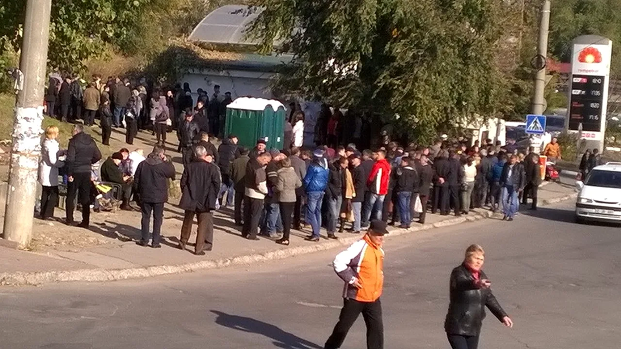 ALEGERI PREZIDENȚIALE 2014.Sute de oameni așteaptă la Chișinău să voteze; cozile s-au format încă de la ora 5.00