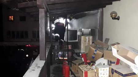 VIDEO Un restaurant din Râmnicu Vâlcea, în FĂCĂRI, din cauza flambării neadecvate a preparatelor. Zeci de persoane au fost evacuate