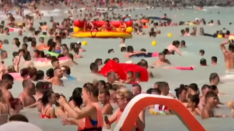 Turiștii s-au înghesuit pe plajă în cel mai aglomerat week-end la mare: „Unde să mergem, la nudiști?!”