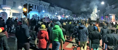 Violențe și la Cluj-Napoca: un protestatar a spart sigla PSD. Sediul partidului, păzit de jandarmi