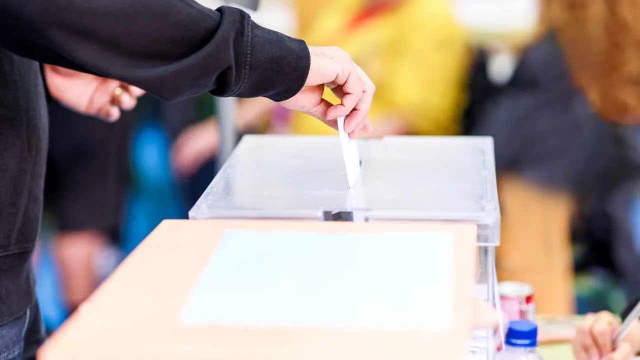 Un gest banal, făcut după vot, vă poate aduce SANCȚIUNI. La cât se ridică amenda