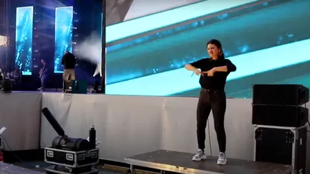 EXCLUSIV | Povestea ”fetei dirijor” de la concerte. Traduce la spectacole și transmite prin semne emoția muzicii pentru cei care nu pot auzi