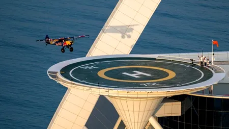 VIDEO | Luke Czepiela, primul pilot din lume care aterizează cu un avion pe un heliport. Hotelul Burj Al Arab din Dubai, „scena” cascadoriei