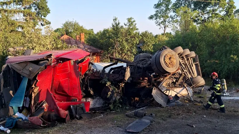 ACCIDENT grav în Argeș. O cisternă cu făină s-a răsturnat într-o curte și a distrus un stâlp de electricitate, după impactul cu un autoturism