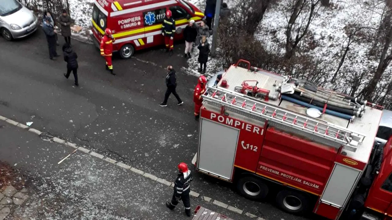 GALERIE FOTO | Zeci de persoane evacuate dintr-un bloc din Baia Mare după o explozie