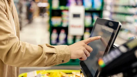 Polițiștii au reținut un bărbat din București care a luat mai multe produse dintr-un magazin fără să plătească, apoi a lovit o angajată și un paznic