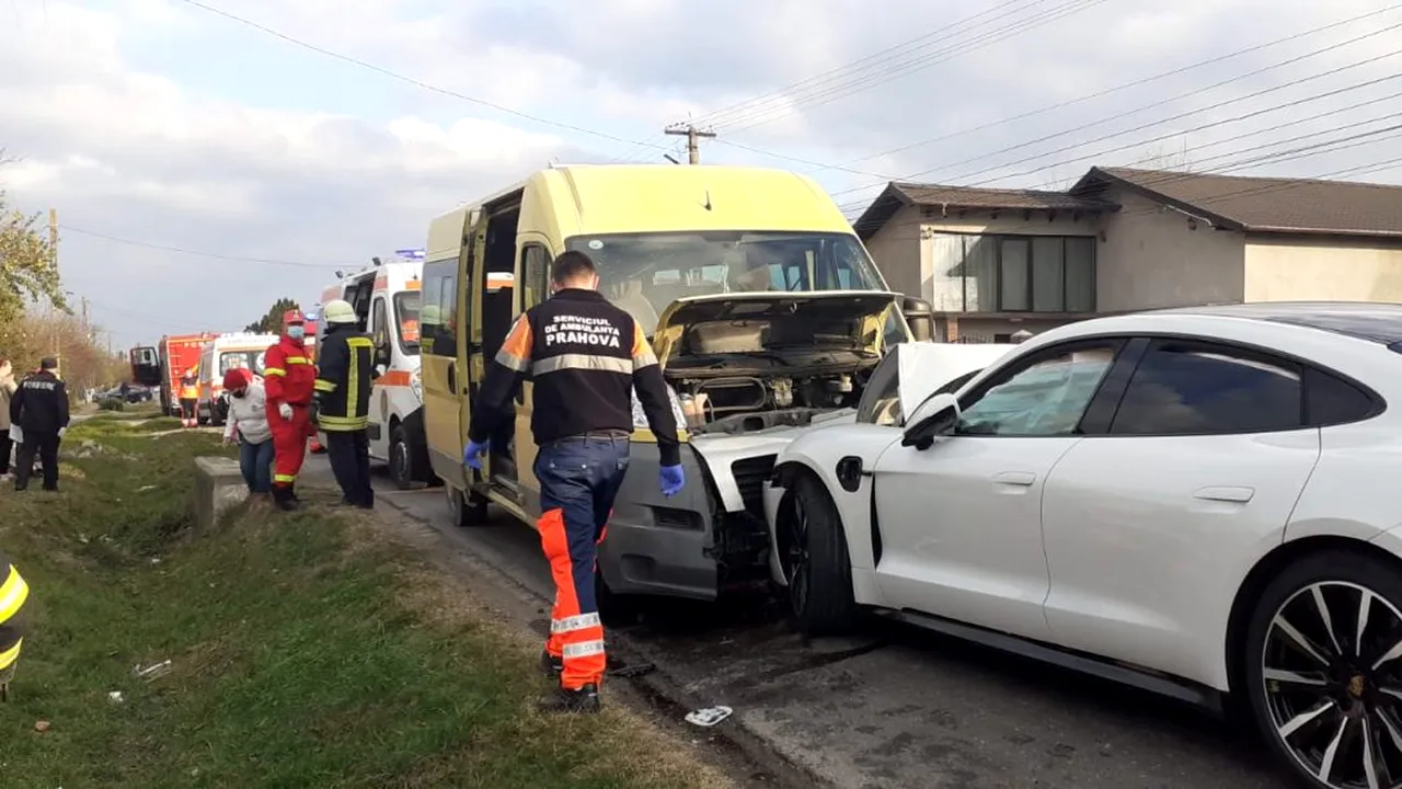 Zece elevi au fost răniți, în urma impactului dintre o mașină și microbuzul școlar în care se aflau