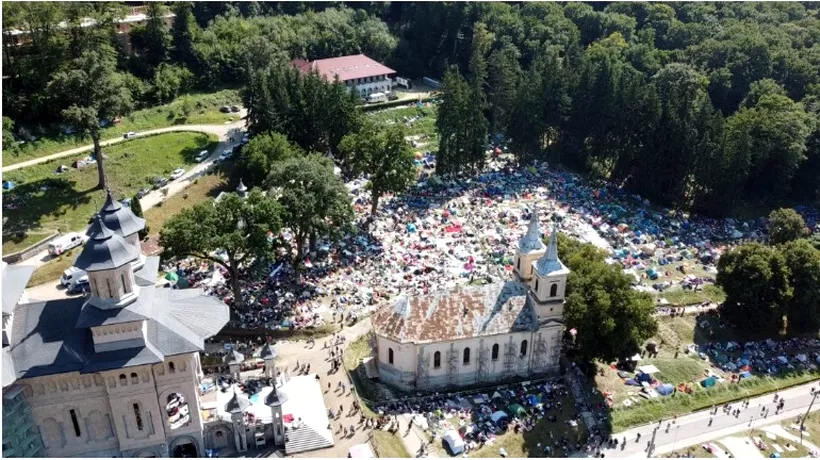 Peste 10.000 de oameni la pelerinajul de Sfânta Maria de la Mănăstirea Nicula, ca înainte de pandemie (VIDEO)