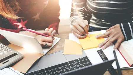 O mamă cu trei copii, din Franța, s-a îndrăgostit de un adolescent român de doar 14 ani. Ce a urmat