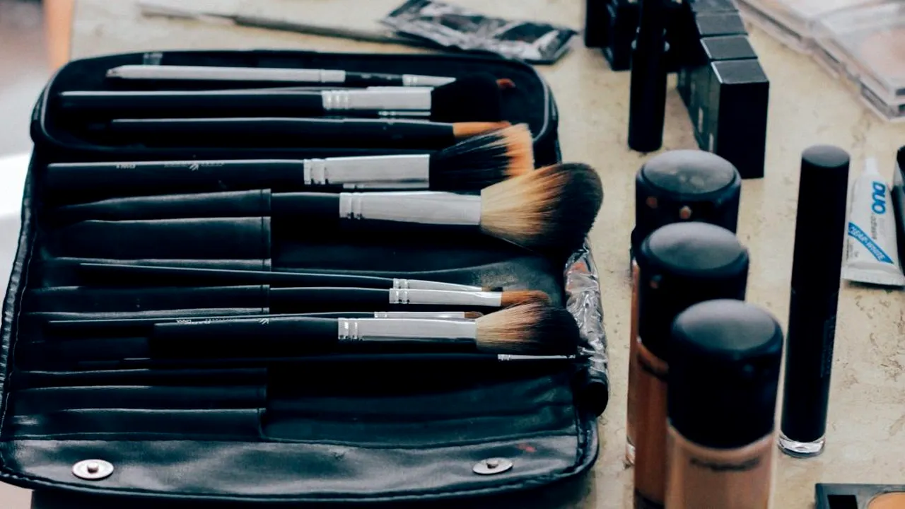 MACHIAJ. Cât cheltuiesc femeile cu produsele cosmetice și câte astfel de obiecte se găsesc în portfardurile lor