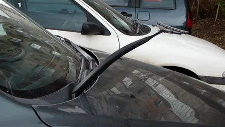 O femeie a fost bătută pentru că a ridicat un ștergător de parbriz. Soțul a răzbunat-o făcând praf mașina agresorului. Totul a fost filmat. VIDEO 