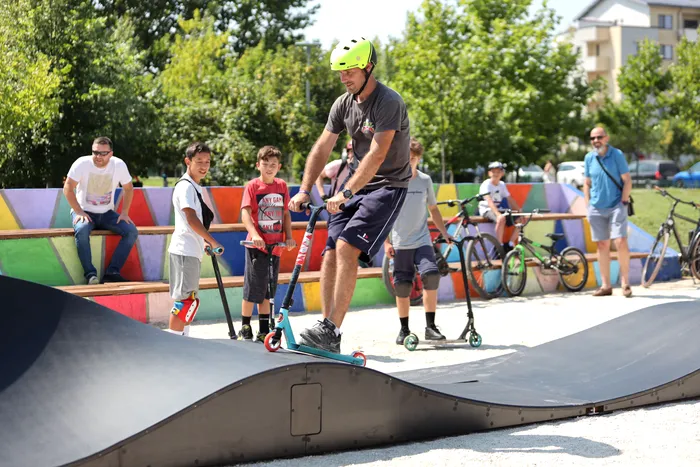 FOTO | Primul pumptrack din București. Copiii și adulții au la dispoziție o pistă de 42 de metri pe care să se plimbe cu bicicletele, rolele sau skateboard-urile / Sursa foto: Alexandra Pandrea (GÂNDUL)