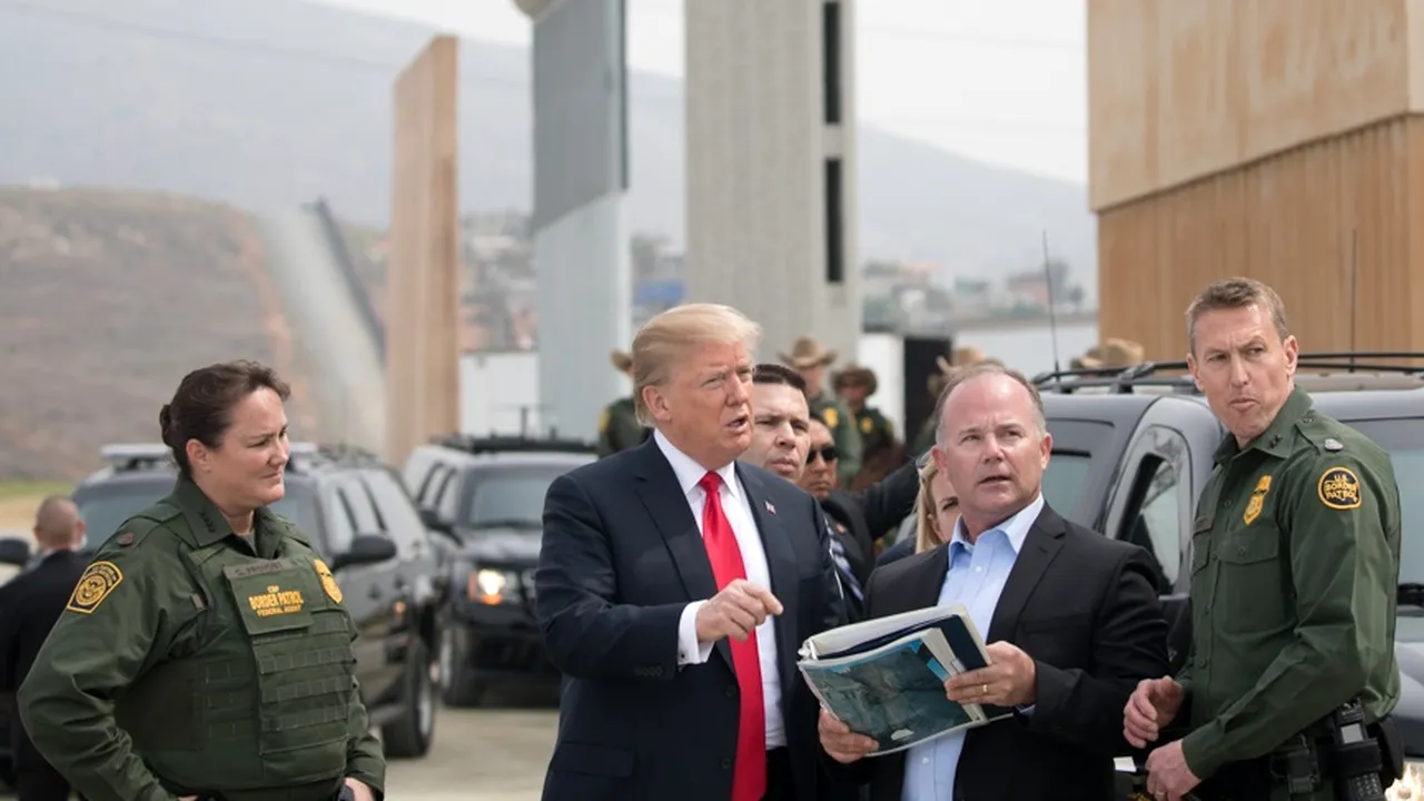 INTERNAȚIONAL. Donald Trump, delir în Arizona. „Zidul meu a oprit Covidul, a oprit totul!”