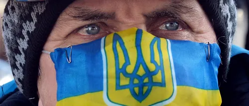 Protestatarii din Ucraina încearcă să își explica cauza proiectând jurnale de știri, poliția răspunde difuzând cântece militare sovietice