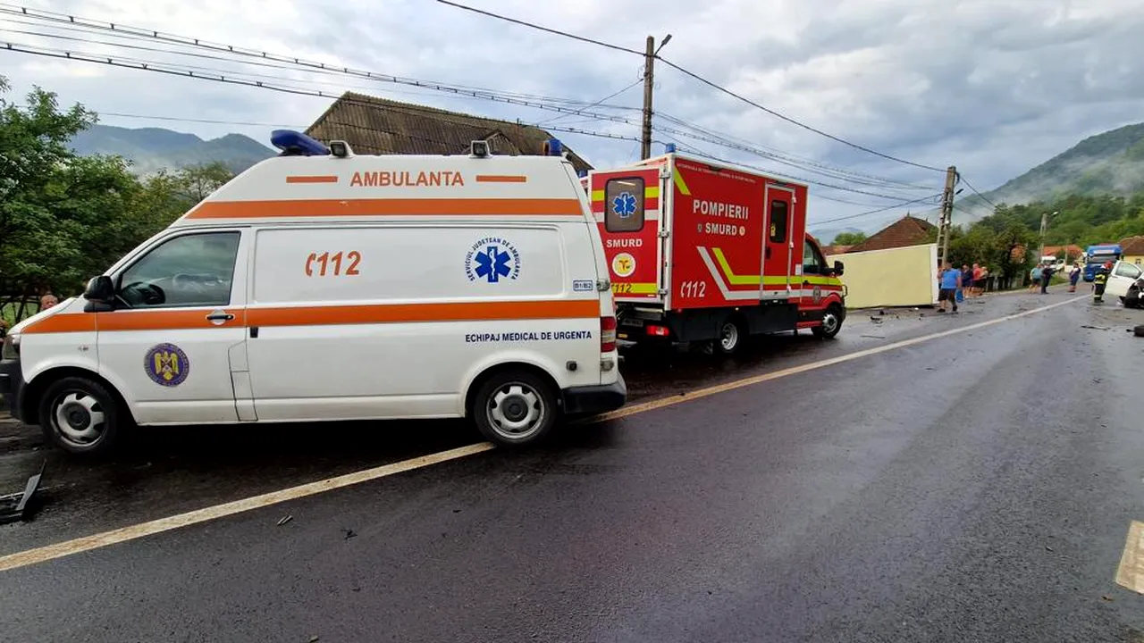 FOTO | Accident grav! O familie cu șapte copii se afla în mașina distrusă într-un accident rutier din județul Bacău