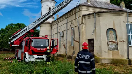 UPDATE - Turla unei biserici din județul Dolj a luat foc, după ce a fost lovită de un trăsnet