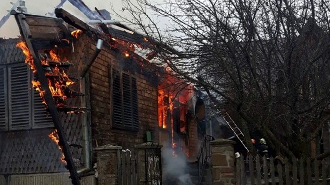 Autospeciale ISU tractate sute de metri pentru a ajunge la un incendiu în care a murit un bărbat