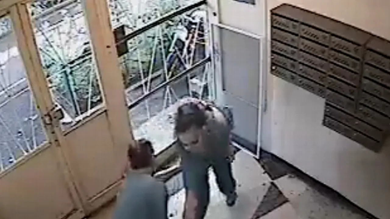 Scenă de necrezut surprinsă într-o scară de bloc din București