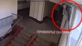 VIDEO | Recrutorii care aduc documentele de înrolare în armata rusă pătrund pe geam în blocuri, pentru că locatarii încuie ușile de la intrare