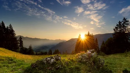 Satul din România unde SOARELE răsare de două ori. Turiștii iau cu asalt zona doar ca să vadă minunea