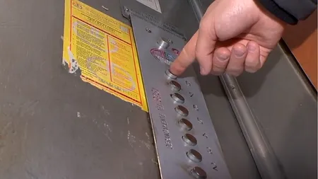 Scenă de groază într-un bloc din Brăila. Un bătrân a căzut în puțul liftului