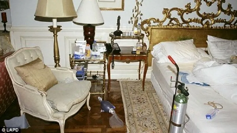 FOTO. Ce au găsit polițiștii în dormitorul lui Michael Jackson. Imagini în premieră
