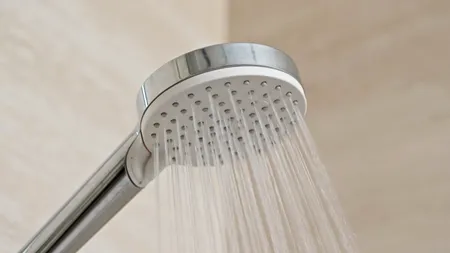 Experții spun cât timp trebuie să petreci la duș, de fapt. Generația Z preferă dușuri de 10 minute