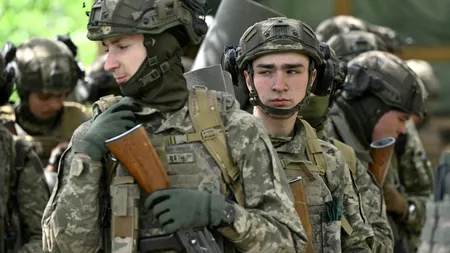 Ucraina a decis să le permită bărbaților între 18 și 22 de ani să călătorească în STRĂINĂTATE. Cum explică Kievul decizia