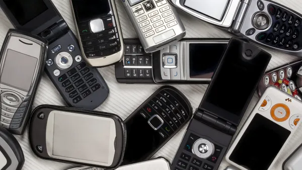 Cercetătorii reciclează telefoanele vechi și le grupează în „platforme de calcul” care funcționează ca un centru de date low-cost