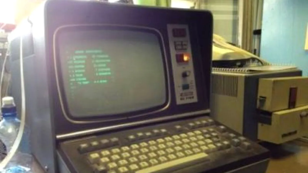 În era touch-screen-ului, calculatorul din imagine este folosit în lumea miliardarilor