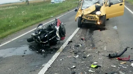 Polițist pe motocicletă, SPULBERAT de un automobil care circula PE CONTRASENS
