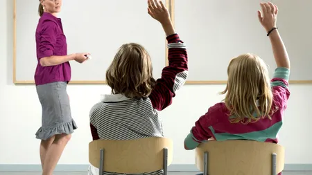 Costurile pentru EDUCAȚIE explodează: Părinții români plătesc mii de lei anual pentru meditații și after school