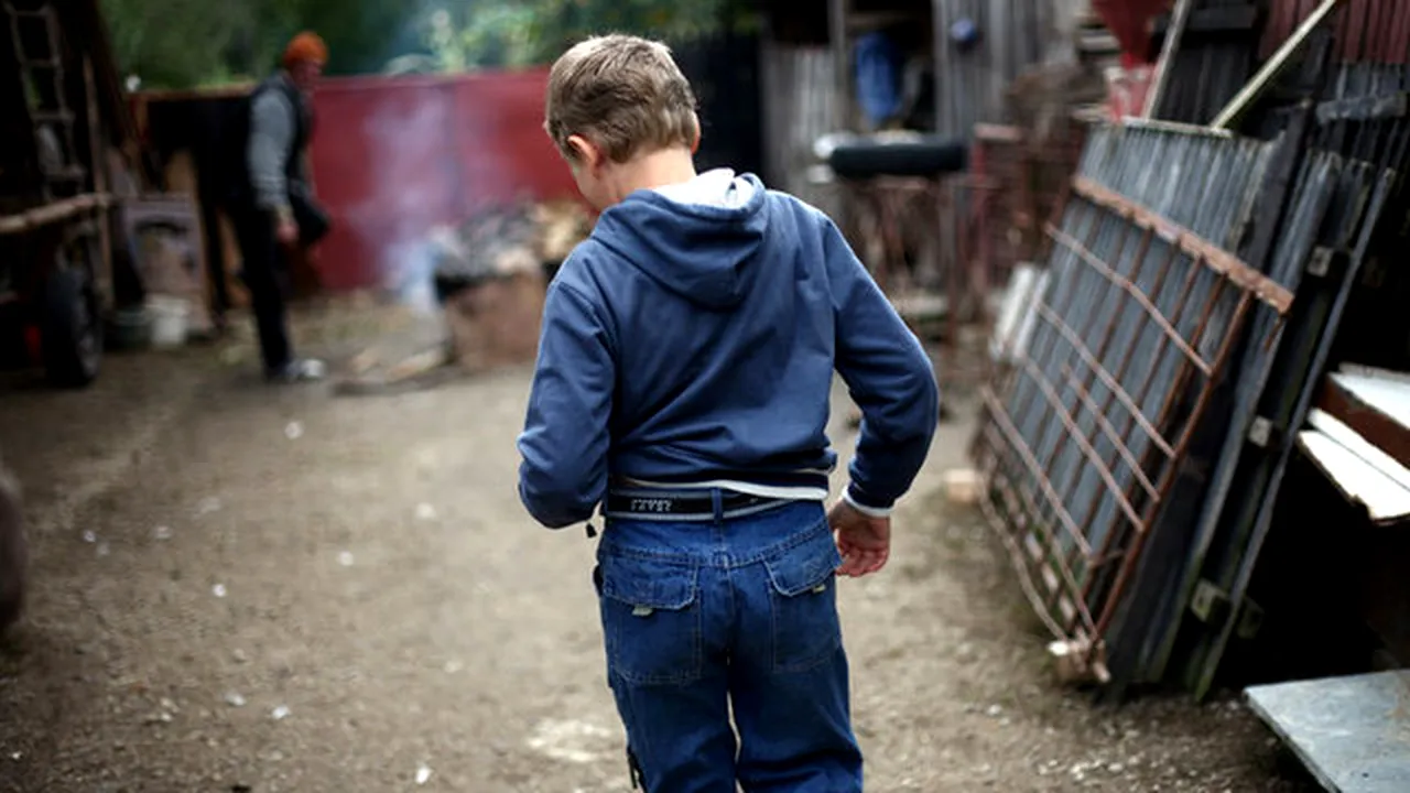 Șase frați, majoritatea bolnavi, abandonați de părinți într-o cameră insalubră și neîncălzită