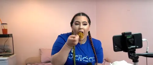 Motivul pentru care o tânără consumă cantități industriale de mâncare în fața camerei de filmat / „Show-ul ei de pe YouTube, în plină ascensiune - VIDEO