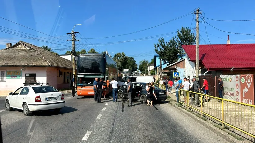 GRAV accident de circulație în județul Iași, între un autocar, în care erau 55 de persoane, și două autoturisme