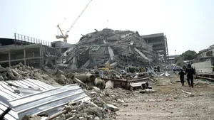 CUTREMUR de 7,7 grade în Myanmar, resimțit și în Thailanda și China. 43 de muncitori ÎNGROPAȚI sub ruinele unui zgârie-nori prăbușit la Bangkok