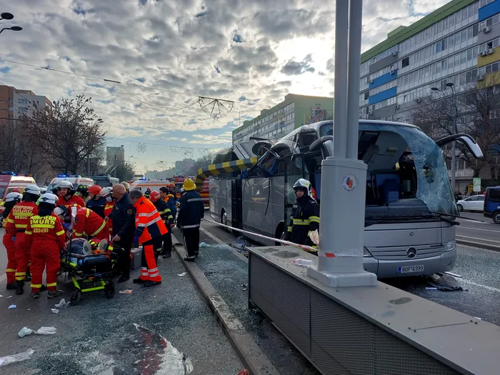 Un accident rutier grav a avut loc vineri la intrarea în pasajul Unirii, din Capitală. Un autocar în care se aflau 47 de cetățeni greci a intrat în limitatorul de înălțime. Patru persoane au fost încarcerate.