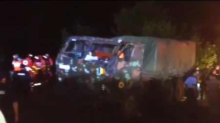 Trei militari au murit, după ce un camion al Armatei a căzut într-o râpă de 40 de metri, din Argeș. Tudose: „Este impardonabil să nu avem elicopter pe timp de noapte