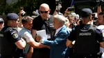 Simpatizanții lui Călin Georgescu îl îmbrățișează în fața judecătoriei. Câteva zeci s-au strâns și scandează mesaje de susținere