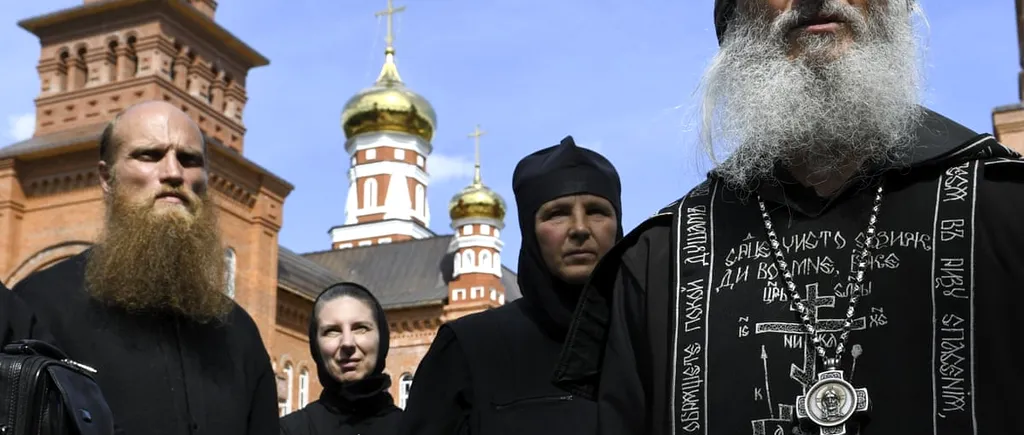 Un preot excomunicat încuraja minorii să se sinucidă pentru binele Rusiei. Părintele a fost asaltat de ofițerii de securitate cu scandal. Măicuțele au opus rezistență - VIDEO