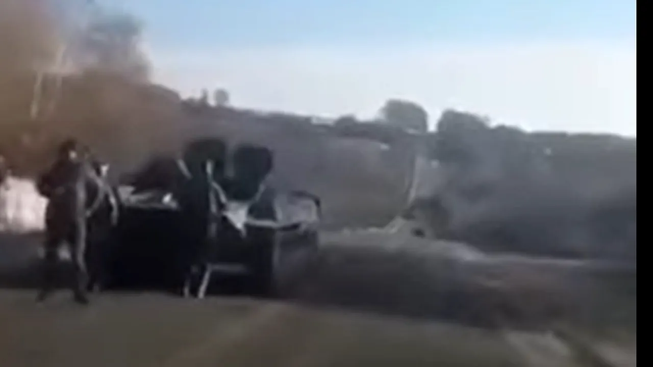 Soldați ruși, rămași cu blindatul fără combustibil în mijlocul drumului. Șofer ucrainean: „Vă tractez eu înapoi în Rusia?”