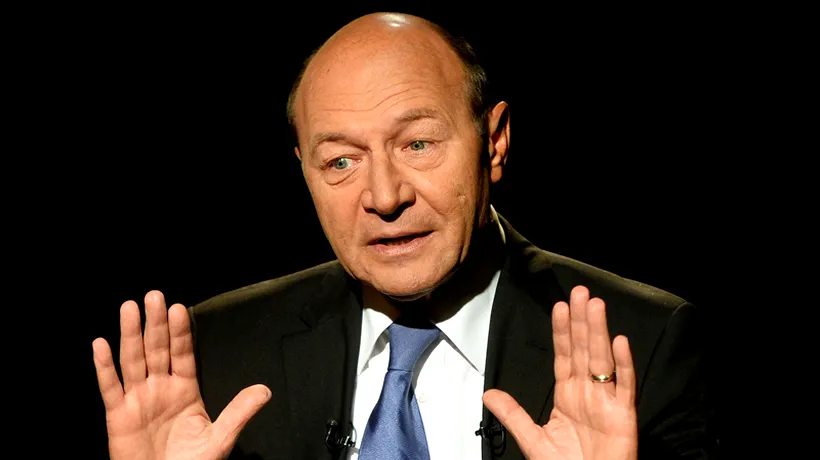 Băsescu sugerează că scandalul Hexi Pharma este ''o înscenare'': ''Ceva miroase urât''