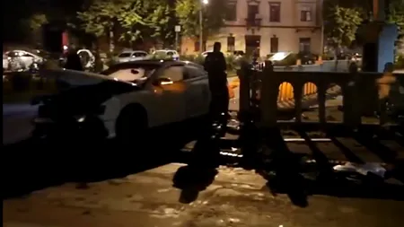 Polițiști în misiune, LOVIȚI în plin de o mașină pe o stradă din Satu Mare. Ofițerii transportau un deținut