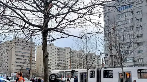FOTO | Blocaj în zona Dristor din București, după ce un șofer a pierdut controlul volanului și s-a răsturnat