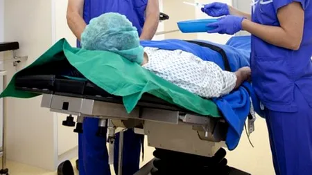 REVOLTĂTOR. Un pacient diagnosticat cu coronavirus, din București, își scoate masca și îi scuipă pe medicii care îl tratează