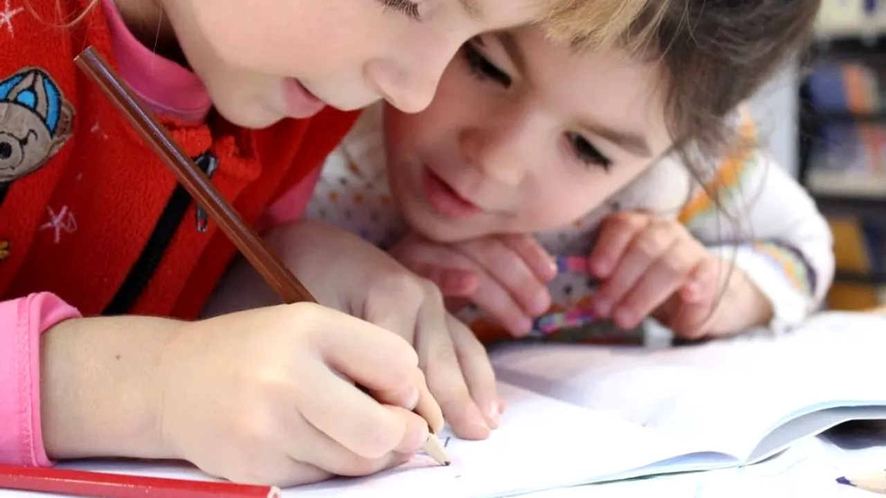 Avertisment asupra pericolelor din mediul online la care sunt expuşi copiii: Școala online a dus la o izolare totală a elevilor (STUDIU)