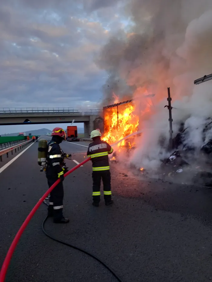 Incendiu pe autostrada A10 Sebeş-Turda. Un TIR încărcat cu textile s-a făcut scrum - GALERIE FOTO-VIDEO