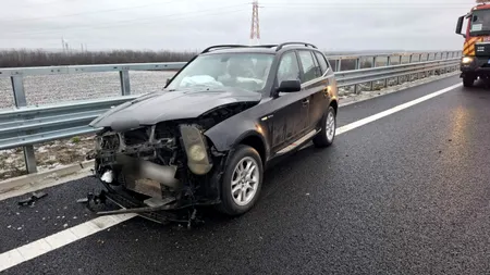 Un şofer s-a izbit de parapeţii de pe DEx12 în încercarea de a depăşi utilajele de deszăpezire. Maşina s-a făcut praf