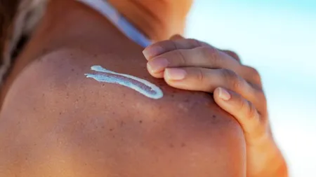 (P) De ce SPF 50 este alegerea inspirată pentru tenul expus zilnic la soare, oraș și poluare?